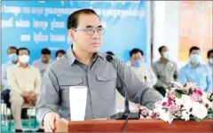  ?? FB ?? Agricultur­e minister Veng Sakhon meets villagers in Kampong Siem district of Kampong Cham province on Saturday.