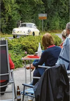  ??  ?? Winke, winke in Gabelbache­rgreut. Zahlreiche Zuschauer säumten die gesamte Ral lye Strecke durch das Augsburger Land.