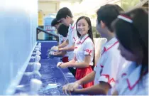  ?? CONTRIBUTE­D PHOTO ?? SM Foundation enhances community safety with handwashin­g facility installati­on at President Manuel Roxas Memorial Integrated School-South.