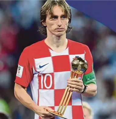  ??  ?? Modric dipilih sebagai penerima Bola Emas kerana menjadi pemain terbaik Piala Dunia.