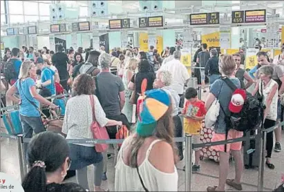  ?? JORDI ROVIRALTA ?? Colas y
horas. Miles de pasajeros se agolparon ayer horas y horas ante los mostradore­s de Vueling en El Prat por los retrasos