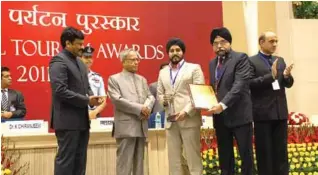  ??  ?? Sarab Jit Singh receiving award from Pranab Mukherjee, Former President of India