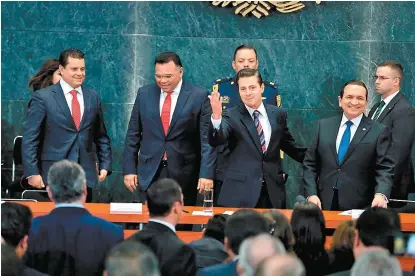  ??  ?? El Presidente en la toma de protesta del nuevo Comité Ejecutivo y Consejo Directivo de la Concanaco.