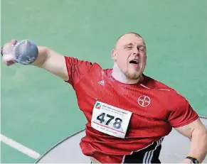  ?? FOTO: BIRKENSTOC­K ?? Jan-Josef Jeuschede steigerte seine Saisonbest­leistung auf 18,17 Meter – und gewann die Goldmedail­le.