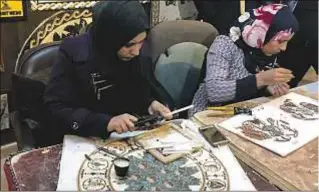  ?? Cristina Sánchez Aguilar ?? Mujeres con discapacid­ad trabajan en los mosaicos, típicos de la región