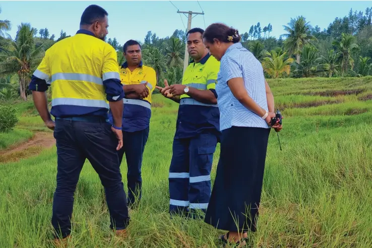  ?? Photo: Sampras Anand ?? Minister for Lands and Mineral Resources, Filimoni Vosarogo near Nabavatu Village, while discussing with his ministry staff and personnel from the Mineral Resources Department (MRD) on the relocation plans for the village on April 12, 2023, in Dreketi, Macuata.