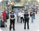  ??  ?? POJAČANE MJERE SIGURNOSTI Dan nakon napada na ulicama Barcelone vidljiv je velik broj policajaca i specijalac­a