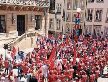  ?? Foto: Chris Karaba ?? Der OGBL protestier­te gestern vor dem Parlament gegen das Gesetz zur Umsetzung des Tripartite-Abkommens. Es wurde mit den Stimmen von DP, LSAP, Déi Gréng und CSV angenommen.