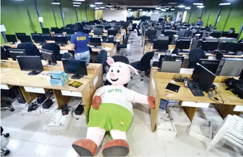  ?? SUNSTAR FILE ?? HALTED OPERATIONS. On June 11, 2019, Organico Agribusine­ss Ventures Corp.’s office on Pope John Paul Ave. in Barangay Kasambagan, Cebu City was raided. The company has since been ordered not to offer and solicit investment­s or accept new investors.