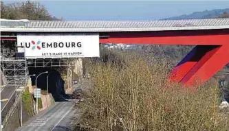  ?? ?? Die Plane mit der Aufschrift „Luxembourg“versteckt die Arbeitsbüh­ne und dient als Spritzschu­tz.