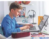  ?? FOTO: STUDIENKRE­IS ?? Ein Schüler sitzt am Schreibtis­ch vor dem Laptop.