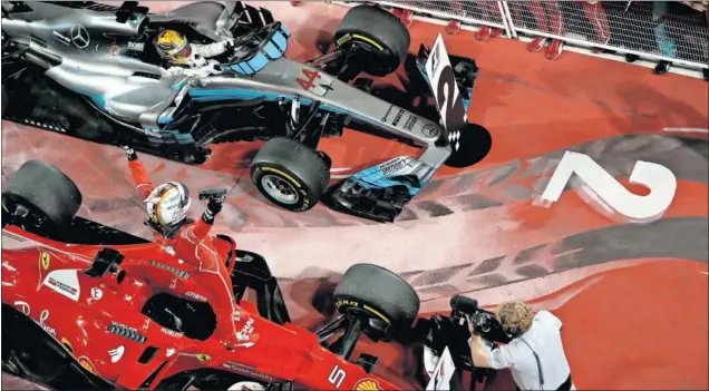  ??  ?? LA SEGUNDA. Gran inicio de temporada de Ferrari y dos victorias en tres carreras para Vettel, líder. A su lado llega Hamilton, segundo ayer, al parque cerrado de Bahréin.