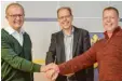  ?? Foto: Uwe Bolten ?? Bürgermeis­ter Andreas Scharf begrüßt Kaspar Berger (links) und verabschie­det Josef Berger (rechts).Sporthalle