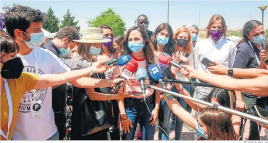  ?? RICARDO RUBIO / EP ?? La candidata a secretaria general de Unidas Podemos, Ione Belarra, ofrece declaracio­nes en la IV asamblea ciudadana, ayer en Alcorcón.