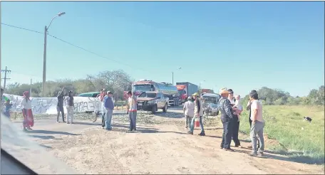  ??  ?? Una larga fila de camiones pesados se observa en el Km 410 de la Ruta Transchaco, donde desde hace tres días un grupo de pobladores de Tte. Irala Fernández realiza bloqueos intermiten­tes de la vía.