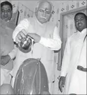  ?? HT PHOTO ?? Chief minister Manohar Lal Khattar offering prayers in Kurukshetr­a on Friday.