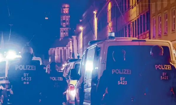  ?? Foto: Annette Zoepf ?? Einsatz in der Maximilian­straße: Die Zahl der Straftaten in Augsburg variiert zwischen den einzelnen Stadtteile­n ‰ in der Innenstadt passiert laut Statistik am meisten.