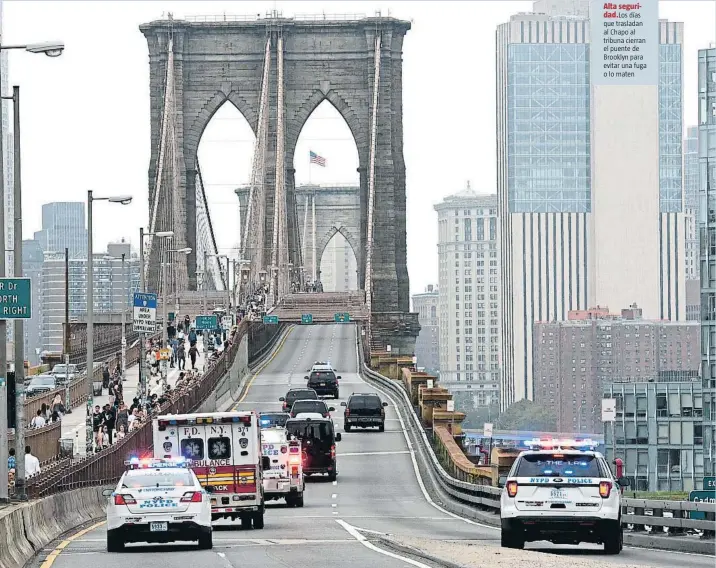  ?? TIMOTHY A. CLARY / AFP ?? Alta seguridad.Los días que trasladan al Chapo al tribuna cierran el puente de Brooklyn para evitar una fuga o lo maten