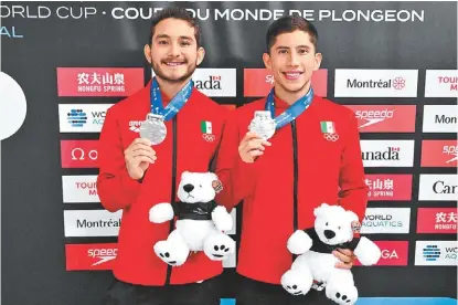  ?? AFP ?? Kevin Berlín y Randal Willars, con sus medallas de la Copa del Mundo.