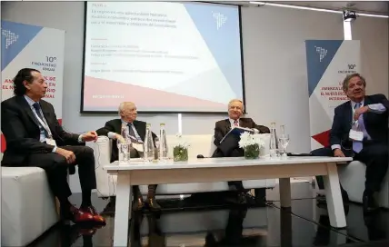  ??  ?? PANEL. Dante Sica y los exministro­s Rubens Ricupero (Brasil), Felipe Larraín (Chile) y Sergio Abreu (Uruguay).