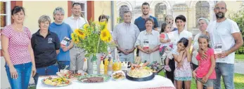  ?? FOTO: WALTRAUD WOLF ?? Direktverm­arkter und Gastronome­n bewerben zusammen mit Bürgermeis­ter Matthias Henne den Zwiefalter Vespermark­t, der am Samstag, 11. August, von 16 bis 22 Uhr vor dem Rathaus stattfinde­t.