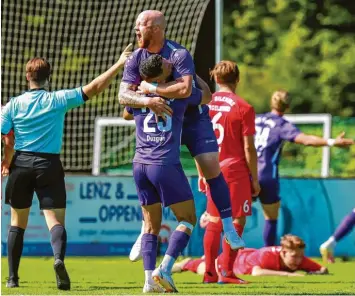  ?? Foto: Daniel Worsch ?? Das Spiel nach vorne klappt: Fabian Scharbatke, der hier mit Hakan Düzgün jubelt, hat sechs Saisontore erzielt. Doch der VfR Neuburg schwächelt in der Abwehr, musste bereits 30 Gegentreff­er hinnehmen.