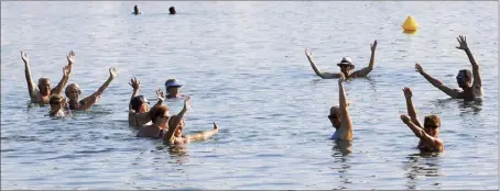  ??  ?? Le groupe de participan­ts au cours d’aquagym en mer suit les instructio­ns de David à la lettre, même quand cela signifie danser sur La tribu de Dana de Manau. (Photo Patrice Lapoirie)