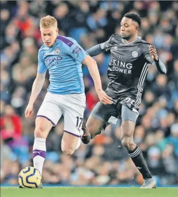  ??  ?? Kevin De Bruyne’s (left) great run set up the third goal for Manchester City in their Premier League win over Leicester on Saturday.
REUTERS