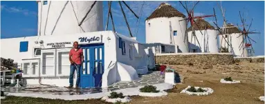  ?? GETTY IMAGES ?? Im Souvenirge­schäft bei den Windmühlen von Mykonos bereitet man sich auf die ersten Gäste vor.