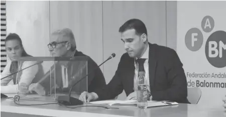  ?? FOTO: JJGS ?? SEBAS FERNÁNDEZ MOLINA en su discurso en el que explicó al balonmano andaluz su programa como nuevo presidente de la Federación Andaluza. Un almeriense respetado en el deporte que ama.