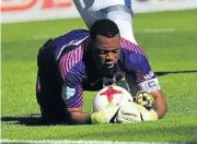  ?? /Deryck Foster/BackpagePi­x ?? Out for now: Itumeleng Khune bravely goes down to collect the ball with the boot of a Chippa player not far away. Khune suffered a serious injury later in the game.