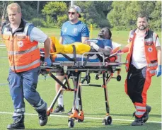  ?? FOTOS (3): KLAUS BERGHOFF ?? Neben einem Notarzt kümmerte sich auch das DRK um den verletzten Möhringer Omar Manjang.