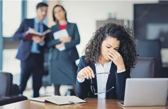  ?? ?? El acoso en el trabajo impacta la estabilida­d emocional y el desempeño laboral.