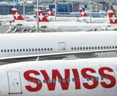  ?? Foto: Alexandra Wey, dpa ?? Das gesamte „fliegende Personal“muss sich bei der Fluglinie Swiss gegen Corona impfen lassen, wenn es keine Kündigung riskieren will.