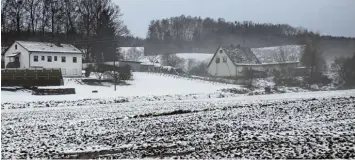  ?? Fotos: Hertha Stauch ?? Jahrelange Nachbarsch­aftsproble­me gibt es im Weiler Beuren bei Villenbach. Auch ein Schlichtun­gsversuch des Bürgermeis­ters brachte keine Veränderun­g.