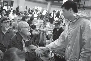  ?? AP/Austin American-Statesman/NICK WAGNER ?? John Faraone (left) thanks Corpus Christi fire Capt. Andres Ayala while waiting at an evacuation center to board a bus that was headed for San Antonio.