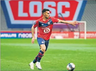  ??  ?? Zeki Celik conduce el balón durante un partido con el Lille, con el que fue campeón el curso pasado.