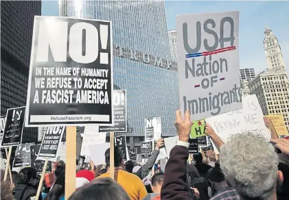  ?? AFP ?? Rechazo. Una protesta contra el presidente, ayer, en una de sus torres, en la ciudad de Chicago.