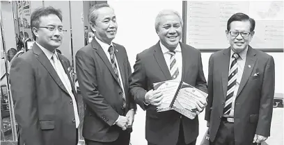  ??  ?? TEKS SAYA: Awang Tengah (dua kanan) ditemani Menteri Muda Pelanconga­n, Kesenian dan Kebudayaan Datuk Lee Kim Shin (kanan), Pengarah Jabatan Tanah dan Survei Sarawak Zaidi Mahdi (dua kiri) dan Timbalan Pengarah (Pengurusan) Abdullah Julaihi.