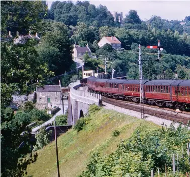  ?? Roy Hobbs ?? BR Standard ‘9F’ 2-10-0 No 92245 clears the single-line section from Bath Junction at Midford with 1O94, the 7.45am from Bradford (Forster Square) to Bournemout­h (West) on 25 August 1962. This train served Leeds, Sheffield, Derby and Birmingham and, together with an overnight train from Sheffield, alleviated the need for the ‘Pines’ to call at Birmingham on summer Saturdays. Throughout the 1950s alternativ­e locomotive­s were trialled in an effort to alleviate the need for double-heading over the difficult section through the Mendips. Bulleid Light Pacifics and BR Standard ‘5MT’ 4-6-0s borrowed from the Southern Region every summer were the most enduring but the trial of BR Standard ‘9F’ 2-10-0 No 92204 on 29 March 1960 proved most satisfacto­ry and four of the class were thus borrowed for the final three summer seasons of through trains over the line.