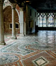  ??  ?? Mosaici
I mosaici della Ca’ d’Oro a Venezia