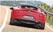  ??  ?? Der Alfa 4C Spider erwies sich im Test als höchst verwindung­ssteif und akzeptabel gefedert.