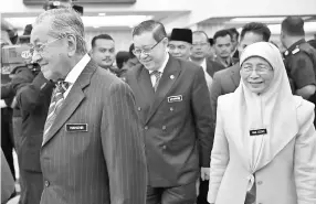  ??  ?? Tun Dr Mahathir Mohamad, Datuk Seri Wan Azizah and Lim Guan Eng arriving at Dewan Rakyat for Budget 2019. - Bernama photo