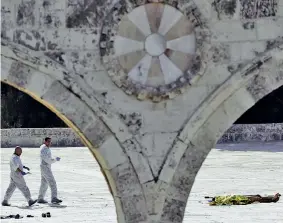  ??  ?? Poliziotti israeliani esaminano il luogo dell’attacco alla Spianata delle Moschee a Gerusalemm­e