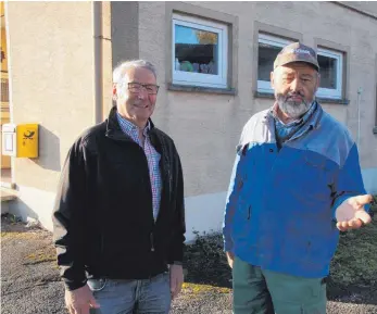  ?? FOTO: WOLFGANG LUTZ ?? Manfred Bregenzer (rechts) und Ortsvorste­her Eugen Reiser vor der ehemaligen Gaststätte „Albhöhe“, die bis zur Jahrtausen­dwende geöffnet hatte.