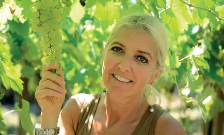  ??  ?? Tra le vigne Giovanna Tantini gestisce l’azienda agricola di famiglia a Castelnuov­o