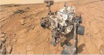  ?? FOTO: MARS ROVER CELEBRATES/HANDOUT/NASA/JPL-CALTECH/MSSS/DPA ?? Selbstport­rät des NASA-Marsfahrze­ugs „Curiosity“bei der Arbeit auf dem Planeten im Jahr 2013. Mittlerwei­le sind die Räder des Fahrzeugs in die Jahre gekommen.