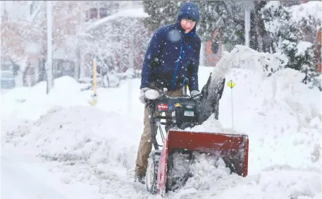  ?? PHOTOS: JULIE OLIVER ?? Good neighbour Peter McIlroy digs out his neighbours on Fourth Avenue in the Glebe on Thursday morning.