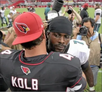  ?? AP Photo ?? Eagles quarterbac­k Michael Vick and Cardinals quarterbac­k Kevin Kolb embrace after Kolb and Arizona torched Philly.