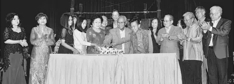  ??  ?? Jabu cutting a commemorat­ive cake together with his wife and grandchild­ren during the appreciati­on dinner at the Borneo Convention Centre Kuching on Sunday. — Penerangan photo